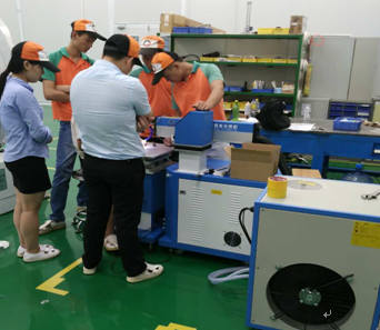 安博(中国)激光培训专员为客户培训中