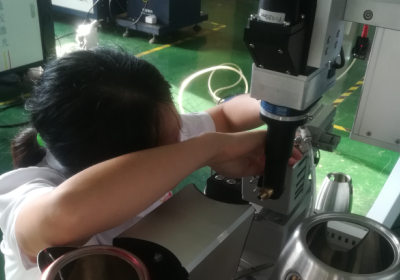 安博(中国)激光林工调试光纤激光传输焊接机中