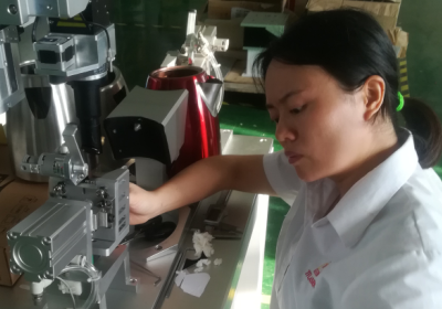 安博(中国)激光林工调试光纤激光传输焊接机中