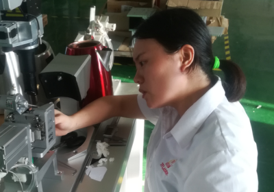 安博(中国)激光林工调试光纤激光传输焊接机中